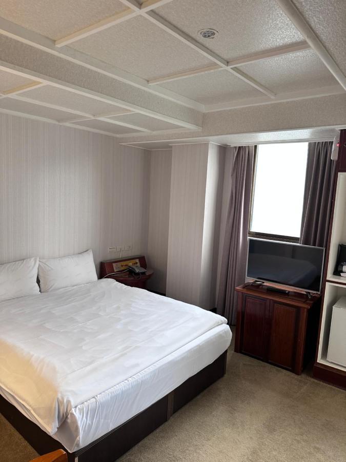 Meworld Hotel - Sanchong Taipei Exteriör bild